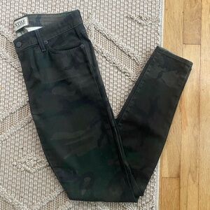 NWOT Textile by Elizabeth and James Low Rise Skinny Camo Jeans, size 29